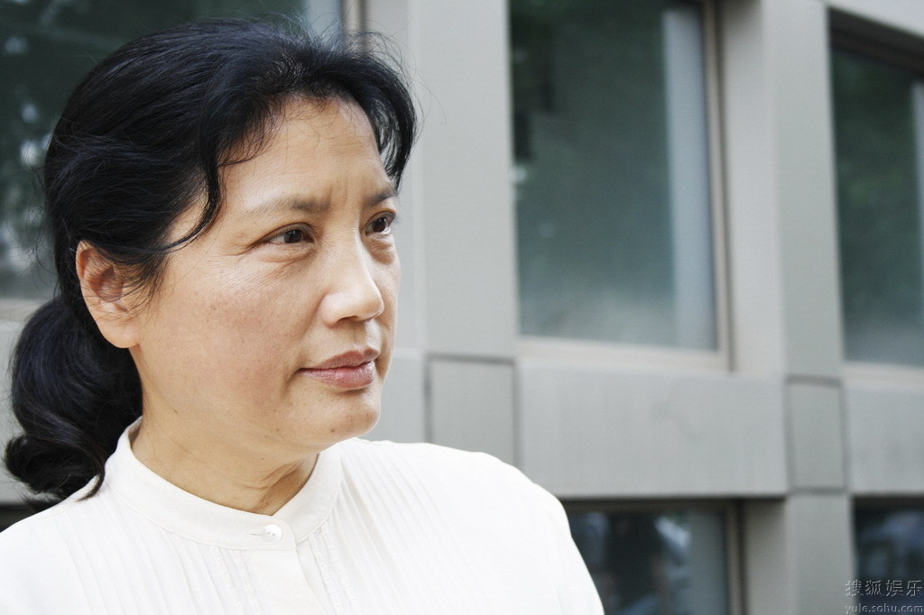 04.06.2010: Ân sư Thôi Tân Cầm nói về trò yêu: Triệu Vy là người có đầu óc, có tài mà khiêm tốn trầm tĩnh | 赵薇恩师崔新琴谈爱徒：她是个大智若愚的人