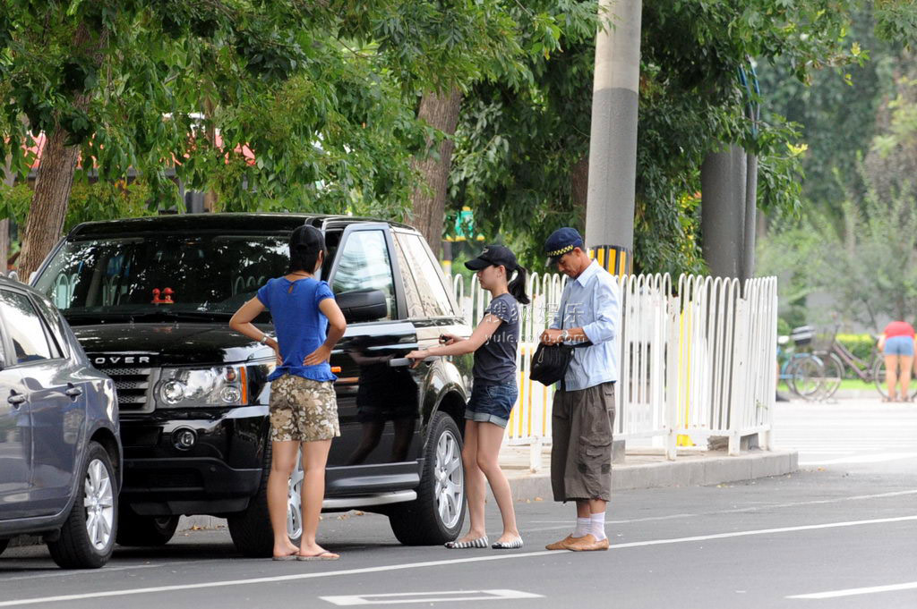 董洁衣着清爽素颜买快餐 产后犹如清纯<em>少女</em> 卡
