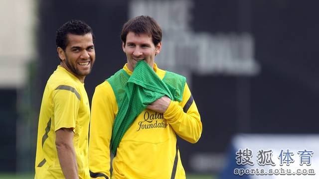 幻灯:巴萨训练梅西叼衣服超萌 三新星同场竞技