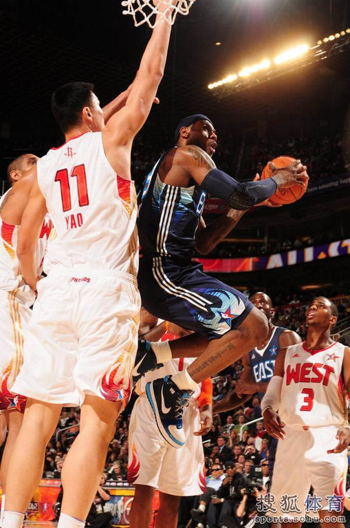 詹姆斯全明星珍贵照:与奥尼尔斗舞 抱科比兴奋