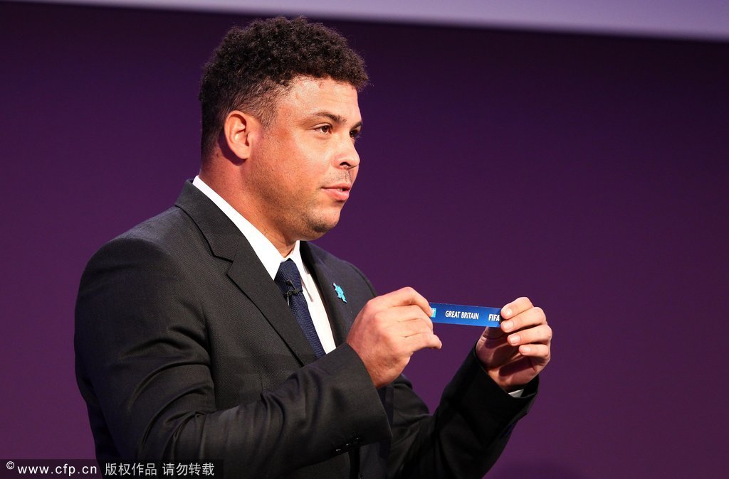 高清:奥运会足球抽签现场 罗纳尔多定英国命运