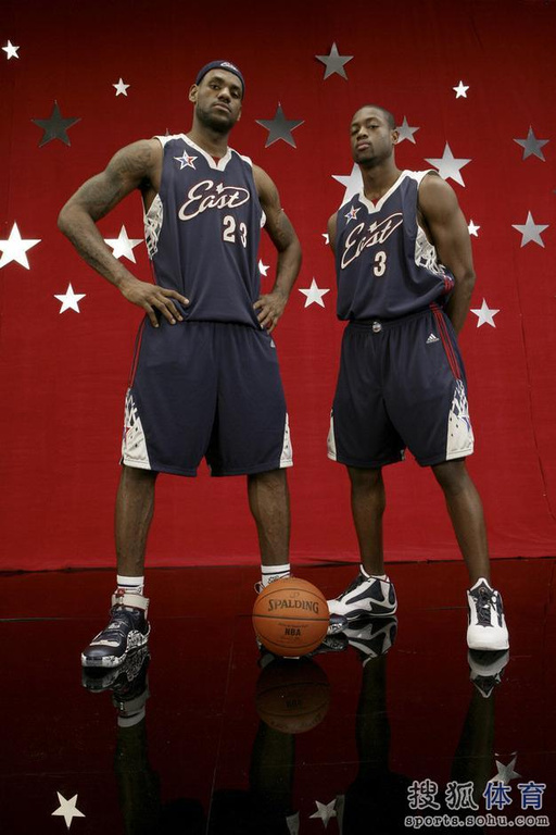 詹姆斯全明星珍贵照:与奥尼尔斗舞 抱科比兴奋