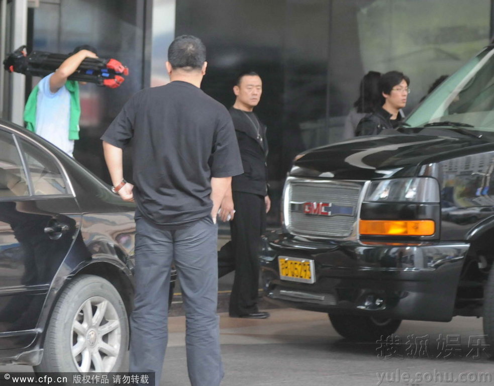 周立波负面新闻不断 眉头紧锁登豪华房车闪人