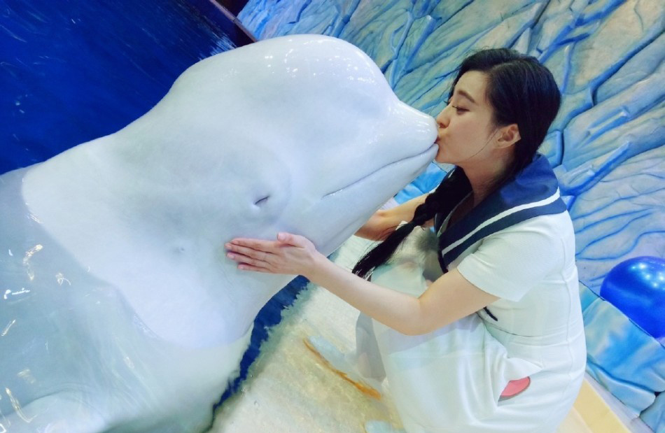 好事将近 李晨晒范爷美照 无名指钻戒成焦点