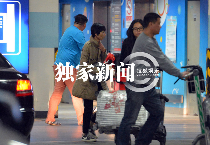 的邻家女孩一样,与她一同回京的除助理外,还有一位短发朴实的高清图片