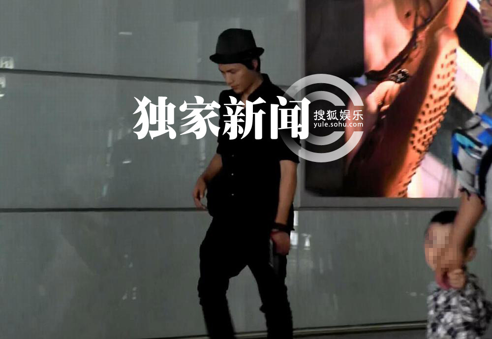 ...但陈坤的心情看上去非常好,自下了飞?-独家 陈坤与男助理回京 低头...图片 102559 1000x689