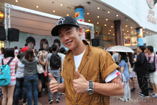 内地小生郑恺友情助阵隋棠签售 两人因戏结缘