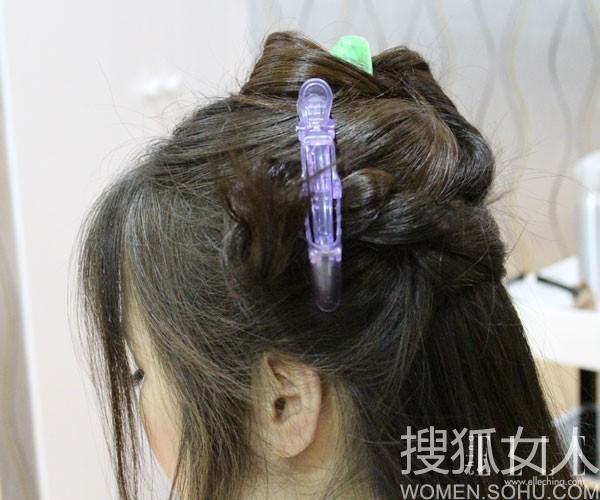 美国有位设计师曾经说:要感觉像个女人,请穿连衣裙。如今我们将此句拿来沿用并略微改动:要感觉像个女人,请把头发编起来。是的,编发的好处太多,它可以温柔多情,也可以娇俏卖萌,甚至连果敢个性的模样都可以轻易营造。具体地说,假如是甜美派的姑娘,你可以在脑后编一个蝴蝶结、假如是创意类的拥趸,那么不妨以脑袋为圆中心,将头发拨至两侧编成一个爱心状(大小皆可)、假如对韩式编发心存喜爱,那么不妨采用加股辫或者传统辫的方式来打造一款淑女造型、假如希望自己看起来个性至上,那不如就选定一条弧度轨迹,将头发沿此从头编至底本