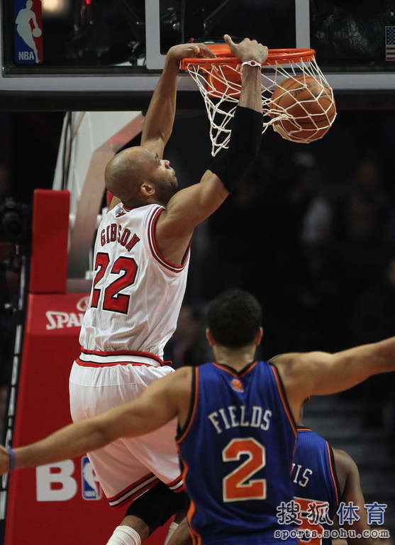 高清:尼克斯战公牛安东尼挂筐 单挑邓眼神犀利