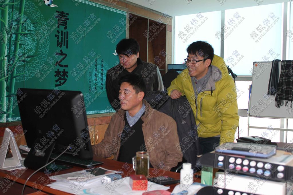 高清:沈阳沈北会员办理首日 球队老总汤宏助阵