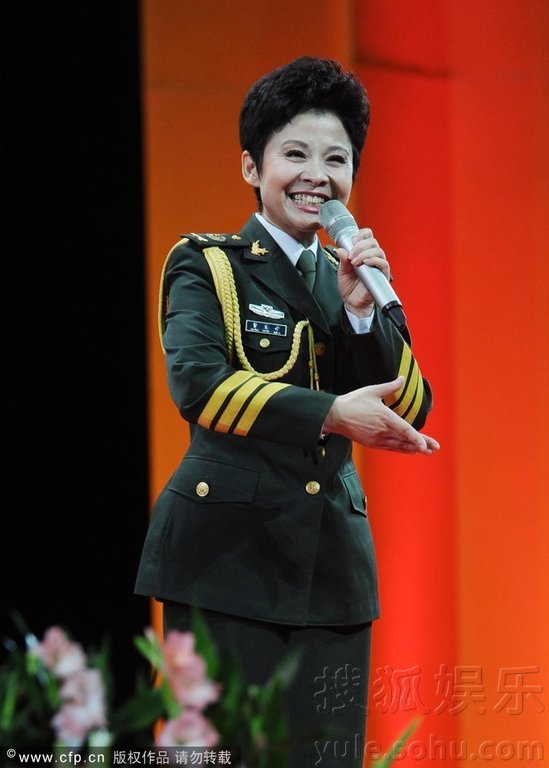 宋祖英粉红礼裙气质卓绝 董文华<em>穿戎装</em>献唱-宋