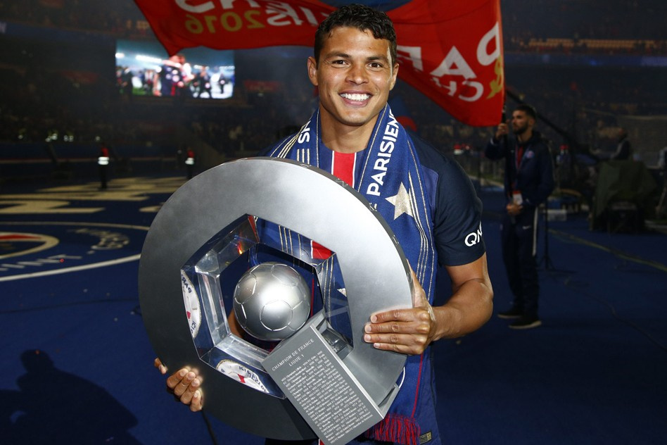 布霸气捧杯动情告别 焰火齐飞似演出 - 法甲联