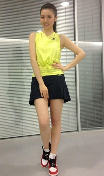 央视女神打破穿球衣魔咒 穿勇士小AI送绝杀(图