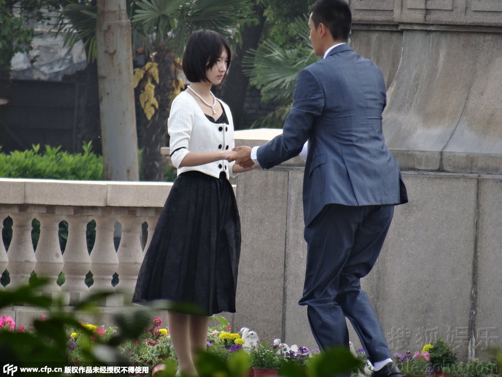 周冬雨被求婚振臂高呼 赶拍新剧大方谈情送拥抱