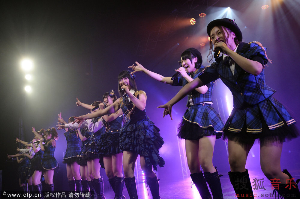 AKB48新加坡开唱 变清纯<em>学生妹</em>玩制服诱惑-a