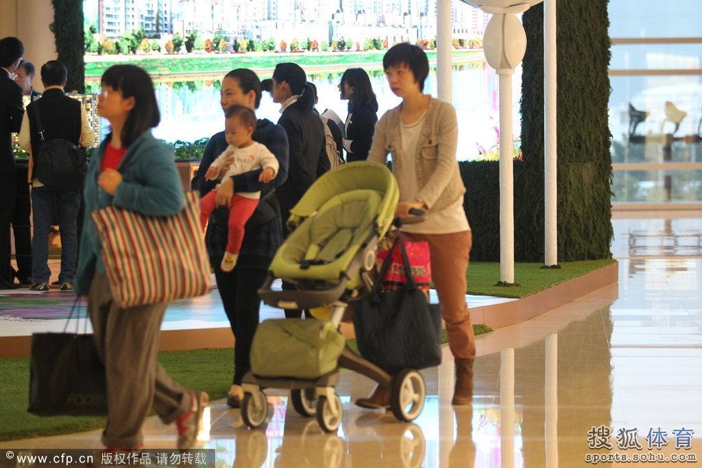 高清:<em>张怡宁</em>悠闲逛商场 <em>爱女</em>首次曝光表情超萌