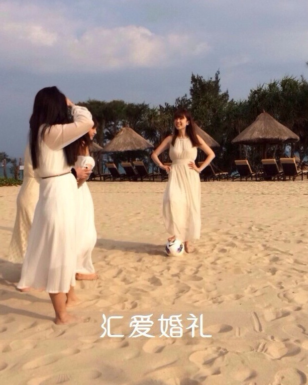 人名字首字母的灯饰闪耀,鲜花拥簇,一片温馨.-郜林与爱妻沙滩嬉