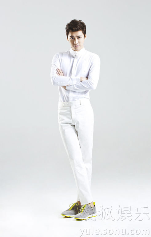 李易峰简约风写真曝光 花美男进阶白衬衫男神