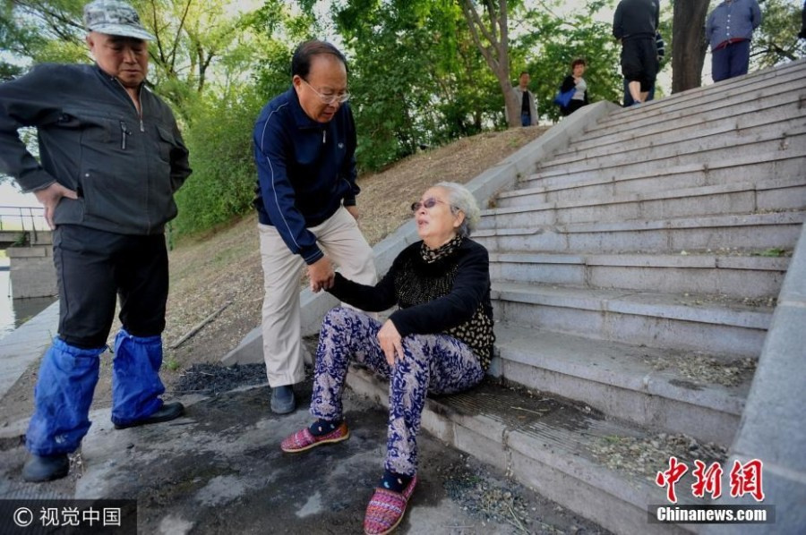 人口上一个台阶_昆明持续降雨导致昌宏西路被淹 部分路段积水严重(2)