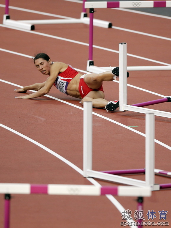 高清图:<em>女子</em>400<em>米</em>栏预赛 选手<em>跨栏</em>时身轻如燕