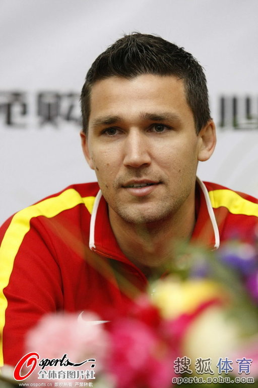 高清:亚泰发布会外援全到场 帅气造型誓进前三