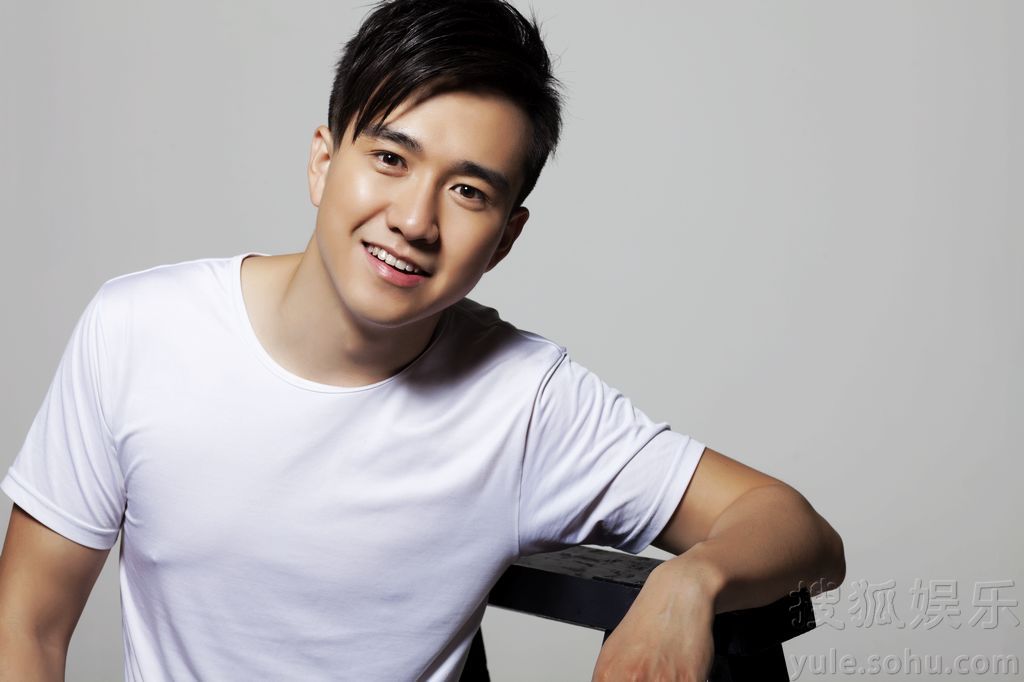  翟天临 写真出炉 盛夏白衣清凉展迷人微笑- 翟天 