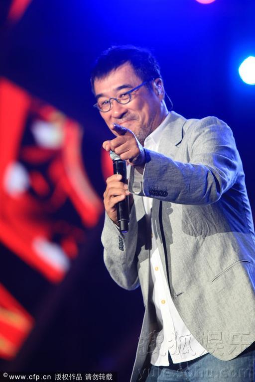 何洁郝子铭婚后首次同台 合唱情歌秀恩爱