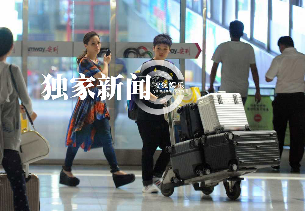 独家: 钟欣桐 深夜回京 与助理携大批 行李 等车