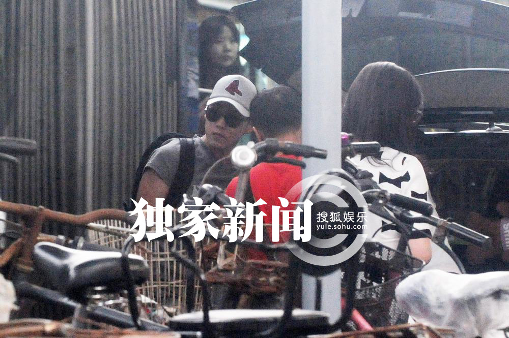 独家:张睿回京<em>伸懒腰</em>心情好 获富豪女友接机