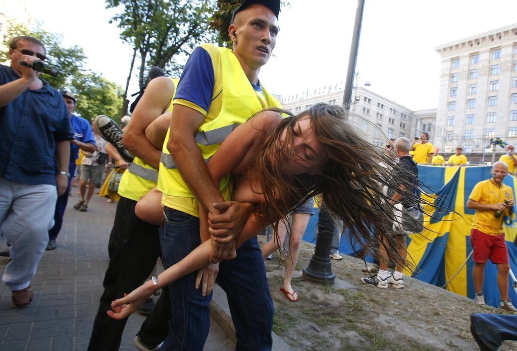 示威 身着寸缕百人围观-乌克兰,奥林匹克球场,
