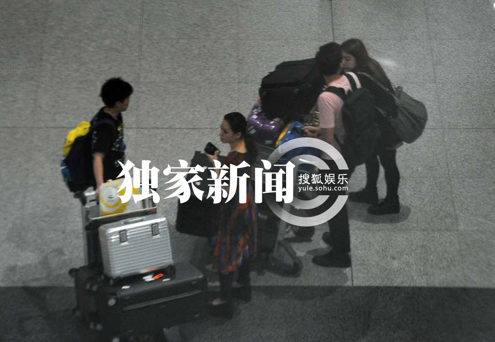 独家: 钟欣桐 深夜回京 与助理携大批 行李 等车