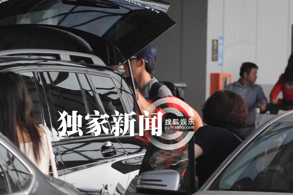 独家:张睿回京<em>伸懒腰</em>心情好 获富豪女友接机