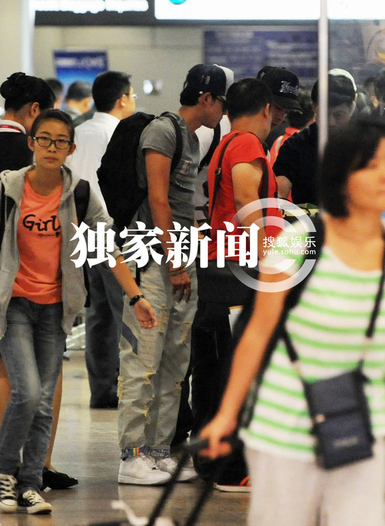 独家:张睿回京<em>伸懒腰</em>心情好 获富豪女友接机