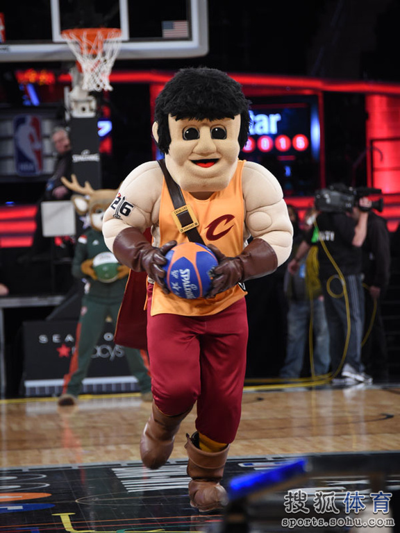 全明星各队吉祥物争宠 骑士先生最呆萌