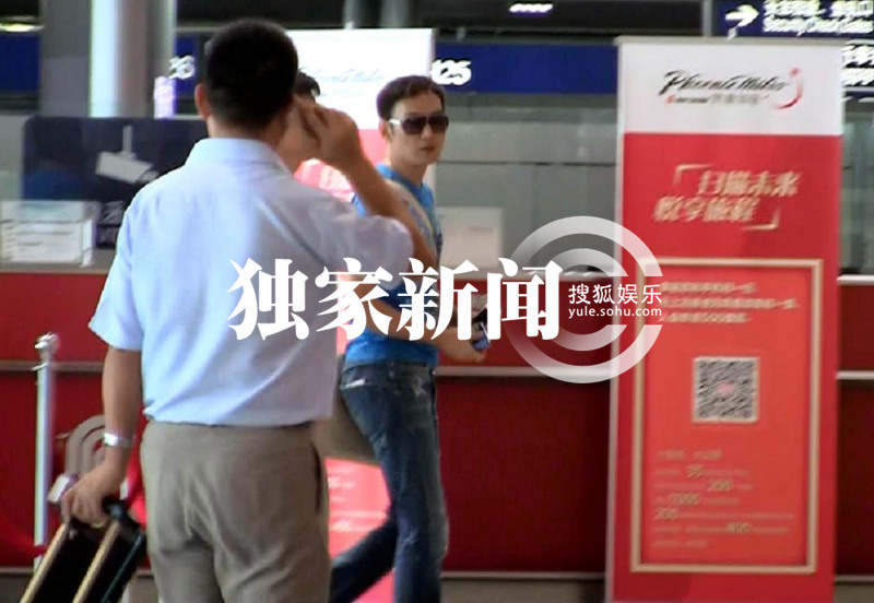 独家:焦恩俊带助理离京 机场门口抽烟拍天空