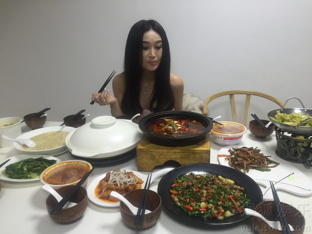 温碧霞尝传统火锅迎猴年 晒美食不忘俯身秀身材
