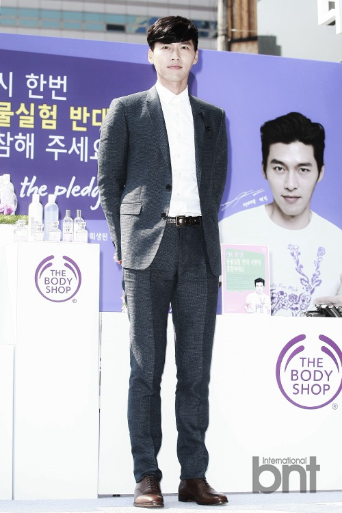 演员玄彬举办粉丝签名会 人帅腿长魅力足