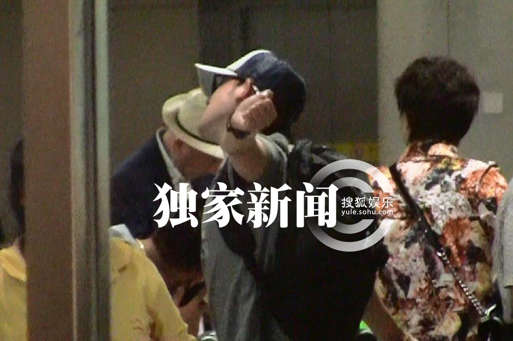 独家:张睿回京<em>伸懒腰</em>心情好 获富豪女友接机