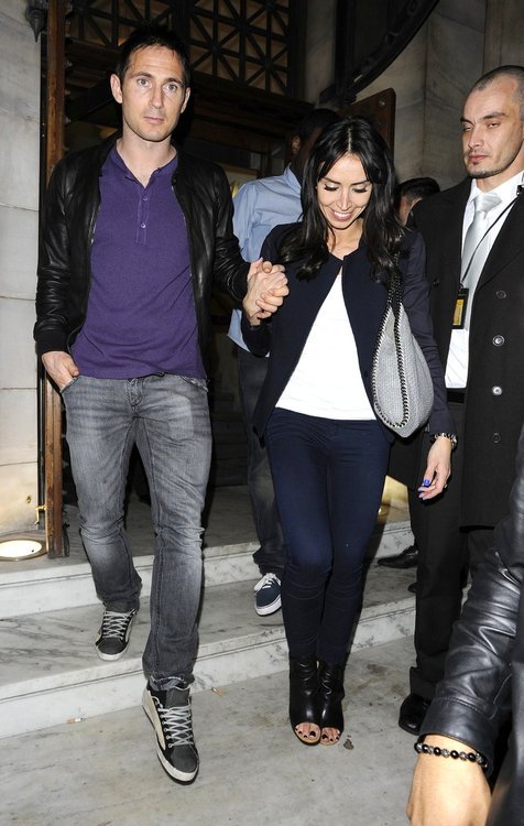 高清:兰帕德携女友酒吧庆祝 十指相扣浓情蜜意