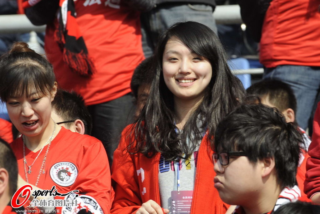 高清:美女球迷倾情助威辽足 看台标语血战死忠