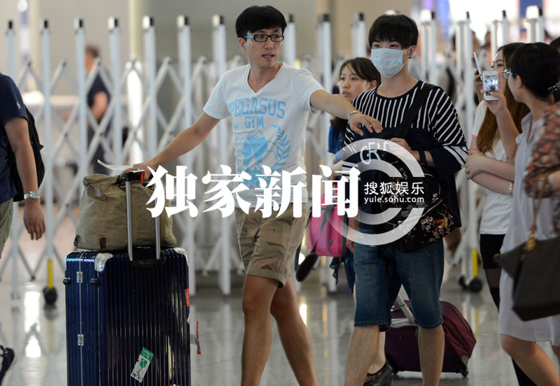 独家:华晨宇与助理回京 少女粉丝组团护送