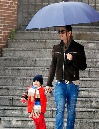 C罗手牵手送儿子上学 伊莲娜与小C罗亲密无比