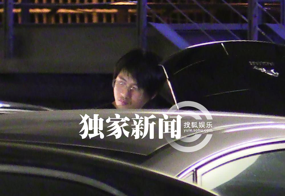 独家:赵卓娜抵沪 韩寒 开 敞篷 接机 同回寓所