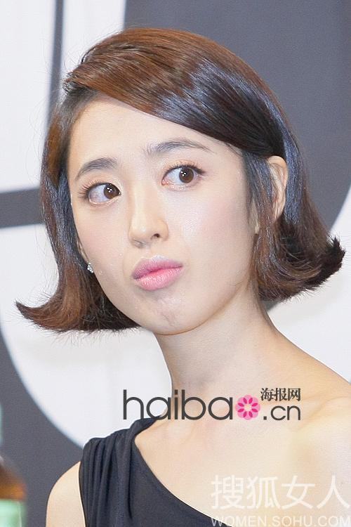 从女人味十足的中分长卷发<em>发型</em>