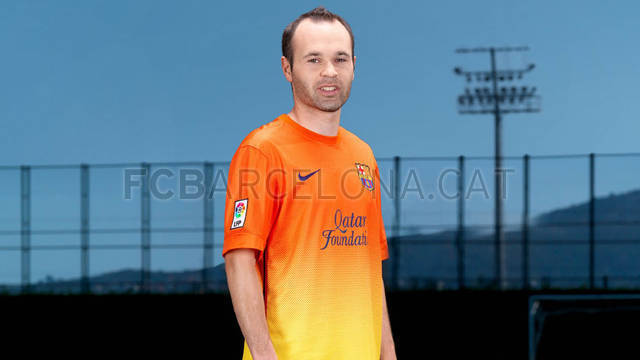 幻灯:巴萨新球衣上身图 皮克小白担任模特展示