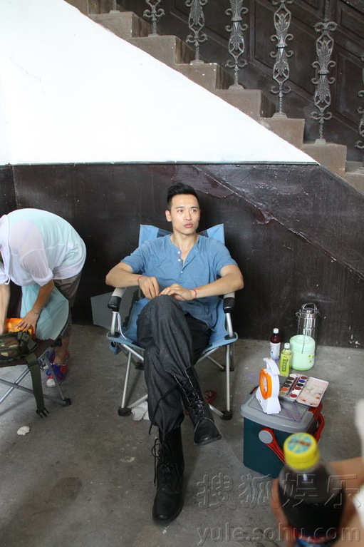 抗战剧《刀影》横店热拍 高云翔不愿董璇来探