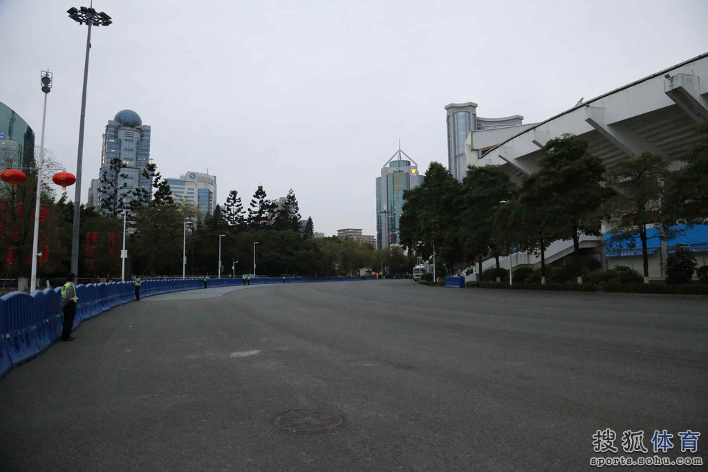 nba球服_nba一场球门票收入(2)