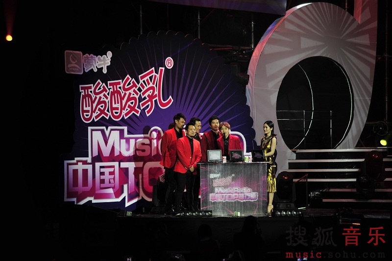 搜狐娱乐讯 4月26日晚\"中国top排行榜颁奖晚会\"于北京万...