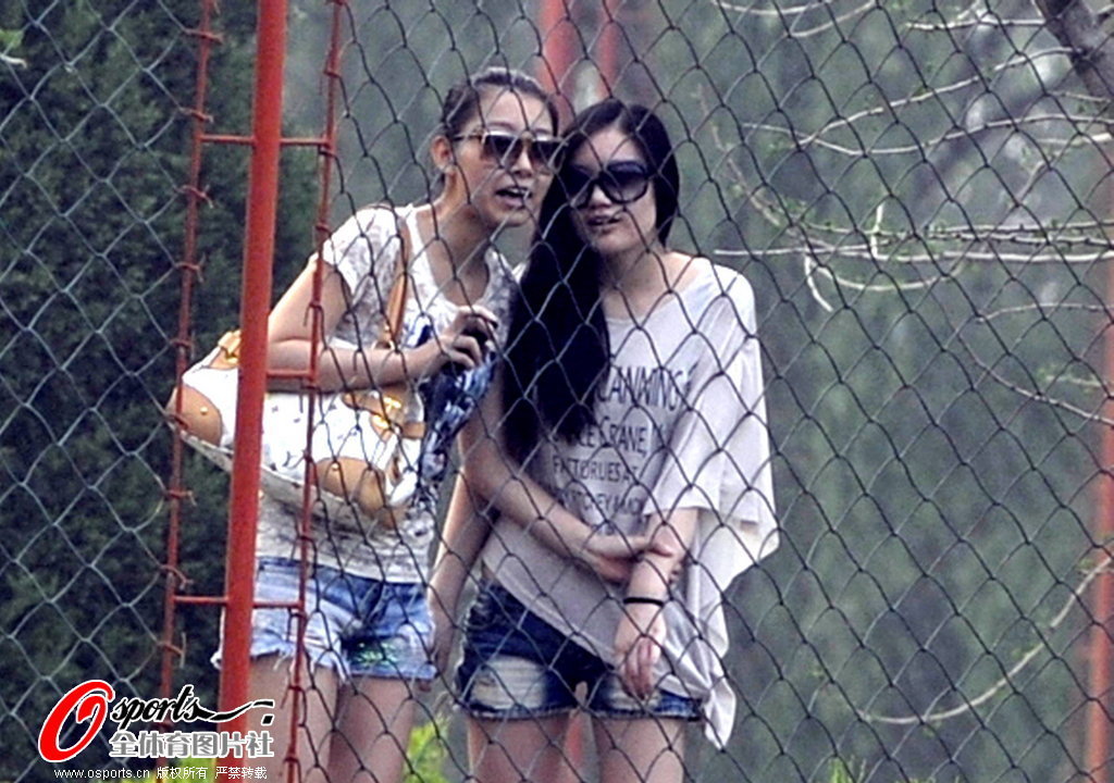 高清:鲁能<em>训练日</em>球迷力挺王永珀 美女隔网观看