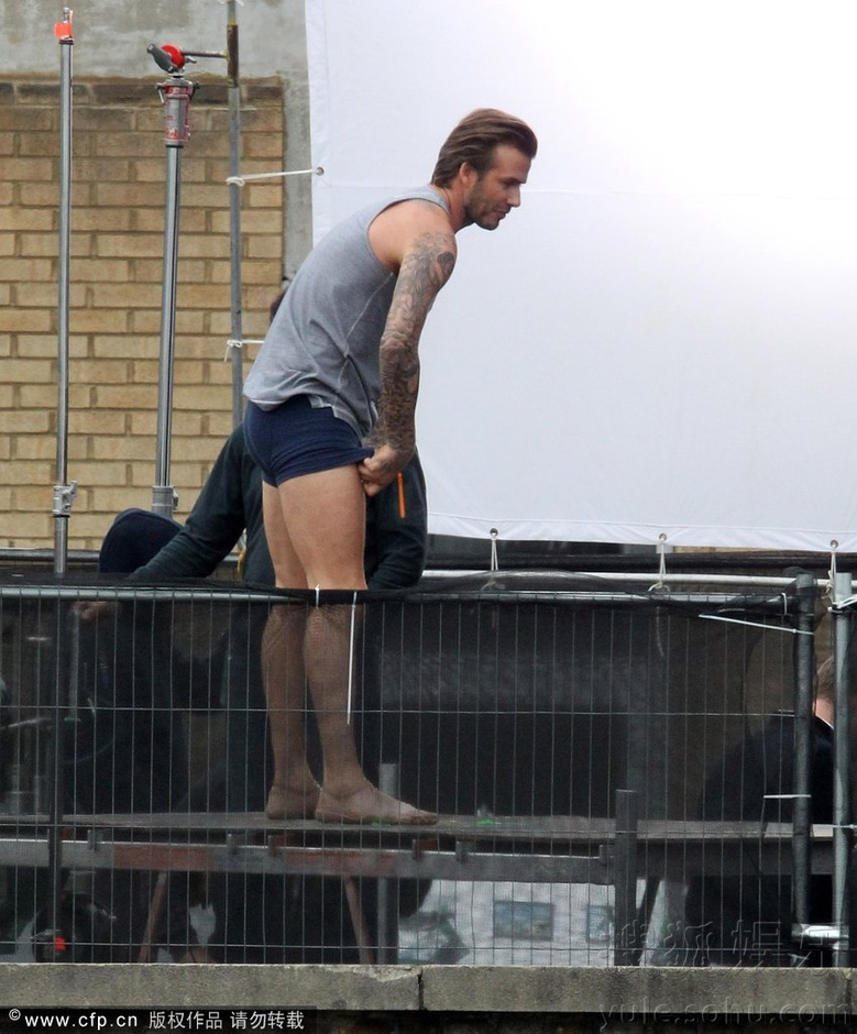 小贝拍广告凌空吊威亚敬业<em>穿紧身内裤</em>下体激凸